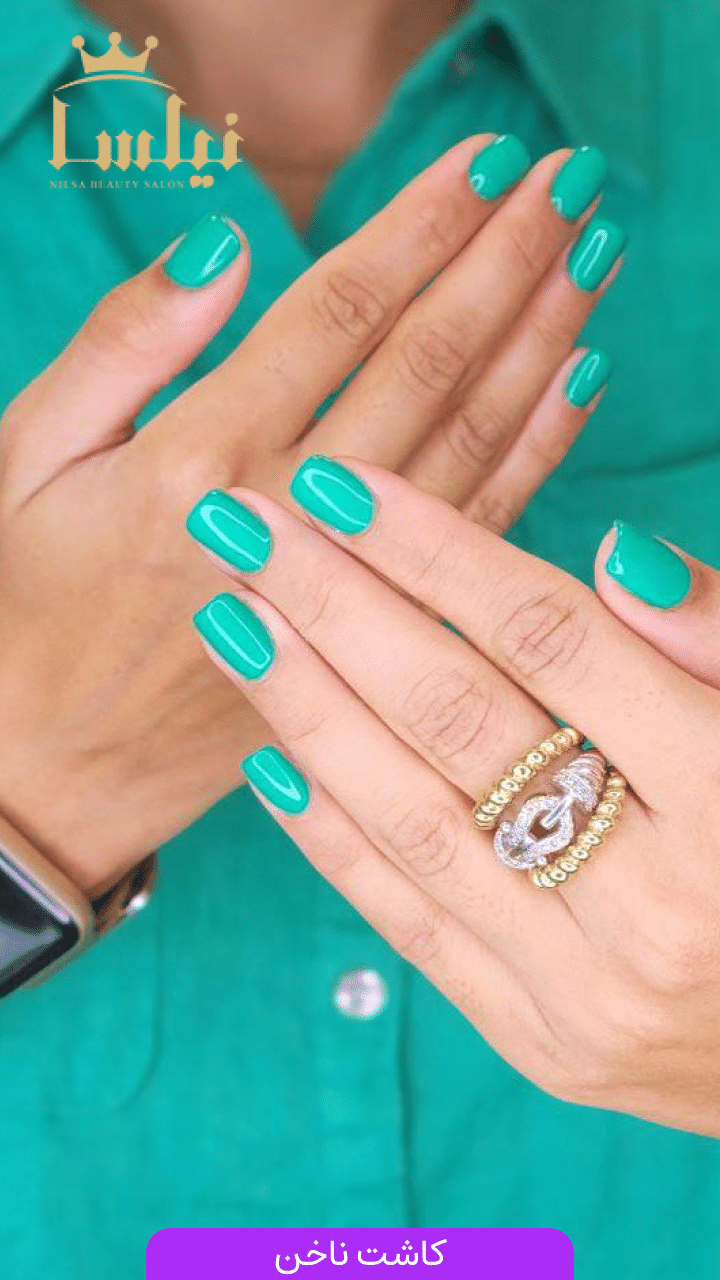 کاشت ناخن دست به رنگ سبز کمرنگ و طراحی ناخن زن جوان در سالن زیبایی نیلسا